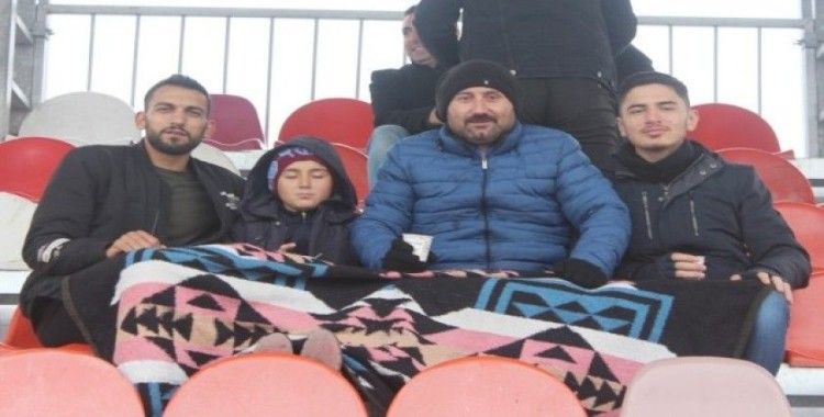 Soğuk havaya rağmen battaniye ile maç izlediler