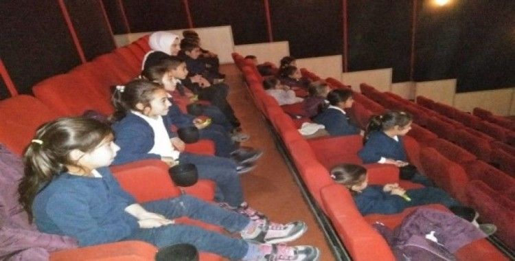 Kaymakam Erat’tan köy öğrencilerine sinema sürprizi