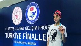 Merkez Ortaokulu öğrencisi Ada Anar yüzme branşında Türkiye üçüncüsü oldu