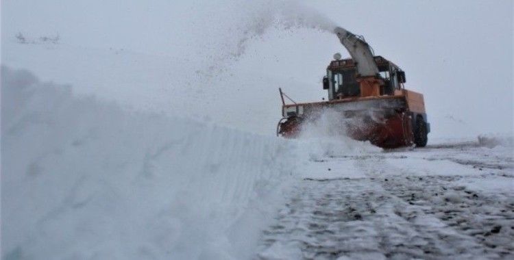 Elazığ'da karla kapanan 80 köy yolu açıldı 1'inde çalışma sürüyor