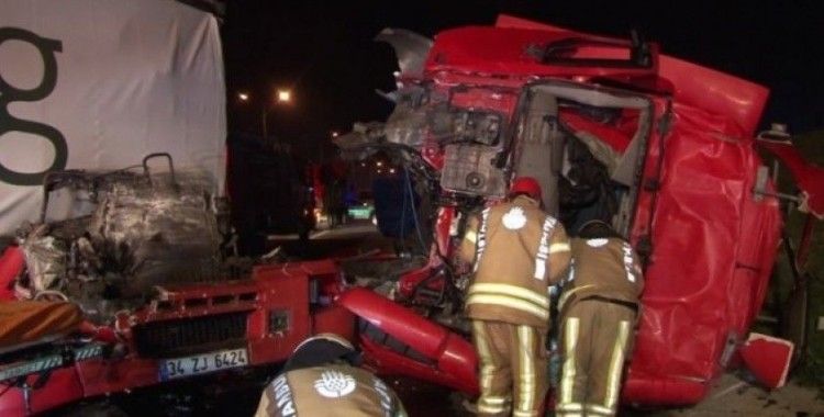 TEM Otoyolunda tır kamyonet ile çarpıştı: 1 ölü, 1 yaralı