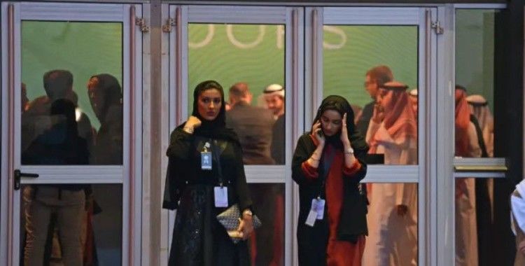 Arabistan'da kadınlar artık erkeklerle aynı kapıdan restoranlara girebilecek