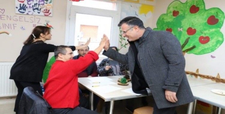 Başkan Öküzcüoğlu’ndan Alaşehir’in özel öğrencilerine destek