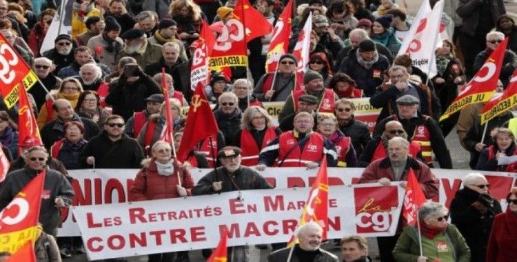 Fransa'daki gösterilere 339 bin kişi katıldı