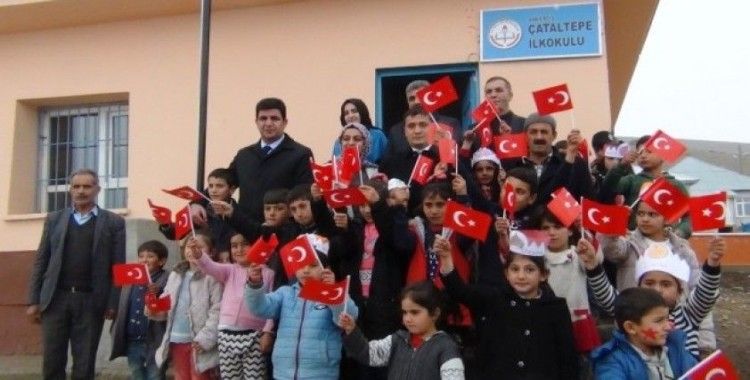 Çocuklardan Başkan Vekili Mehmetbeyoğlu’na bayraklı karşılama