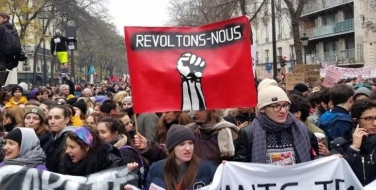 Paris’te binlerce kişi emeklilik reformu yasasını protesto etti
