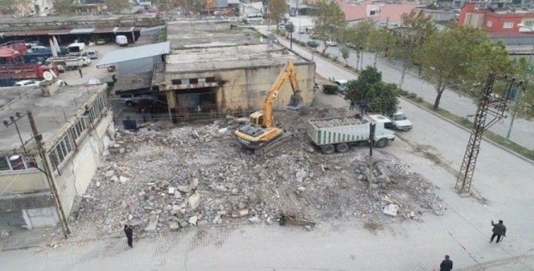 Ceyhan’da atıl binalar yıkılıyor