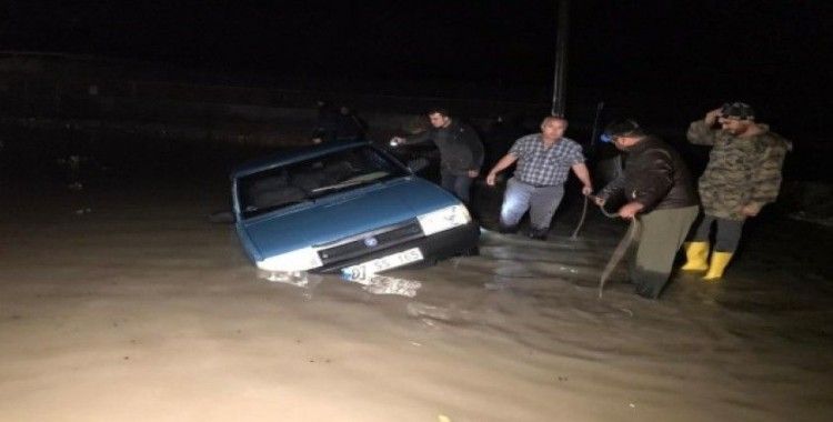Antalya’da su basan seralarda tahliye işlemleri devam ediyor