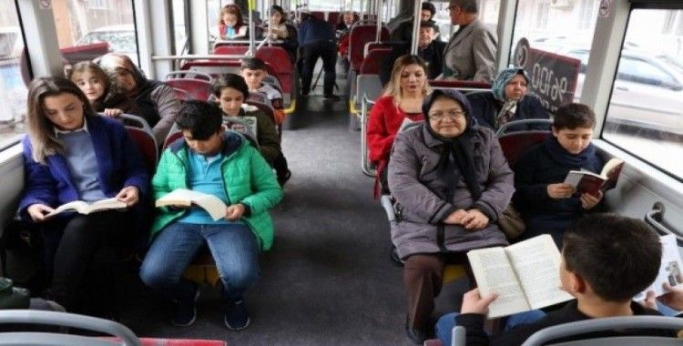 (Özel) Öğrenciler halk otobüslerinde farkındalık için kitap okudu