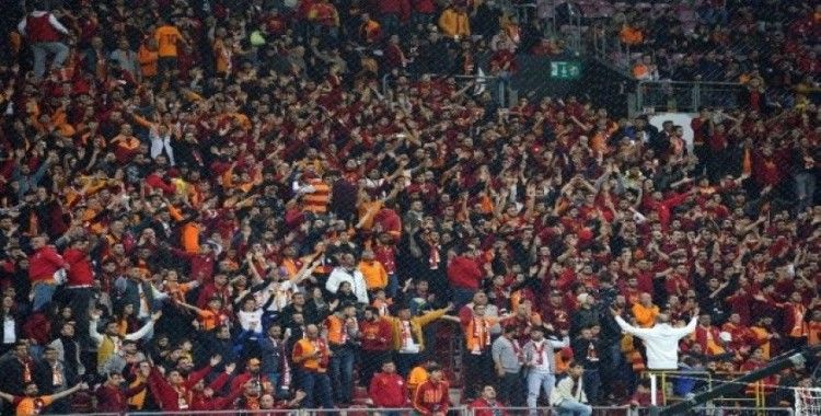 Galatasaray taraftarları iki takımı da tribüne çağırdı