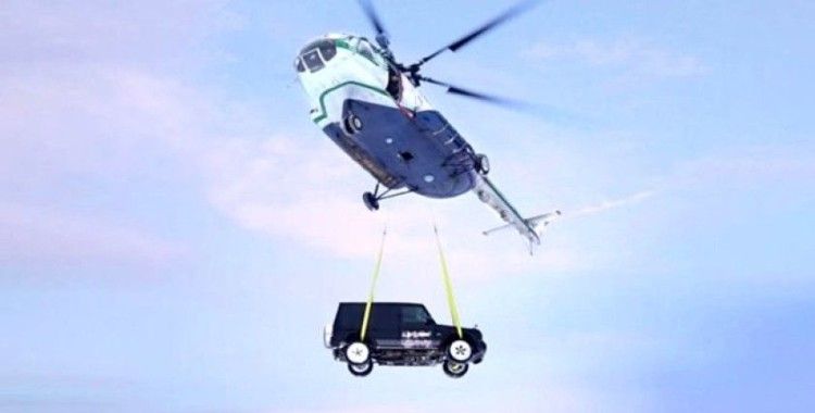 Arabasını cezalandırdı: Helikopterden aşağıya attı!