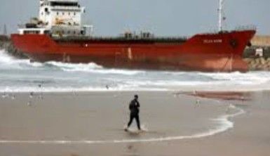 İsrail’de ticari kargo gemisi kıyıya sürüklendi