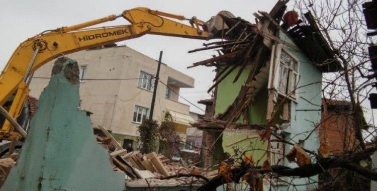 Erenler’de metruk binaların yıkımı sürüyor