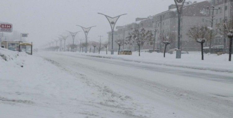 Bitlis’te kar yağışı etkisini artırıyor