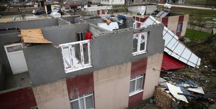 Adana'da 3 günlük evlerinin çatısı uçan aile yardım bekliyor