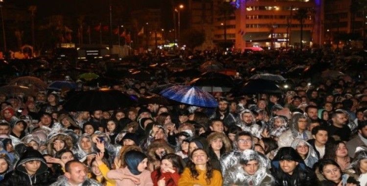 İskenderun’da yağmur altında Emre Aydın konseri