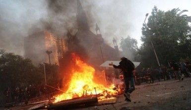 Şili’de göstericiler polise tahsis edilen kiliseyi yaktı