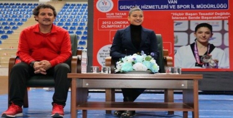 Milli sporcu Nur Tatar Vanlı Tekvandocularla bir araya geldi