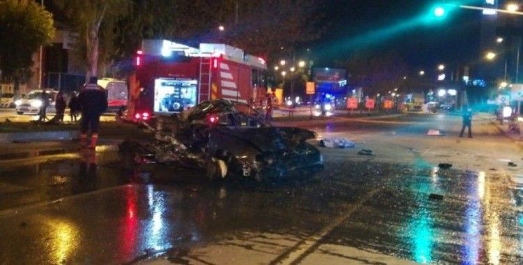 İzmir’de feci kaza... Takla atan araçtan caddeye savruldular: 2 ölü, 1 yaralı