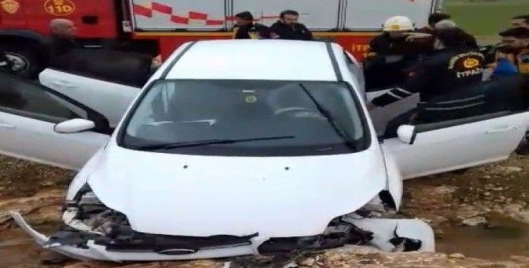 Mardin’de otomobil şarampole yuvarlandı: 3 yaralı