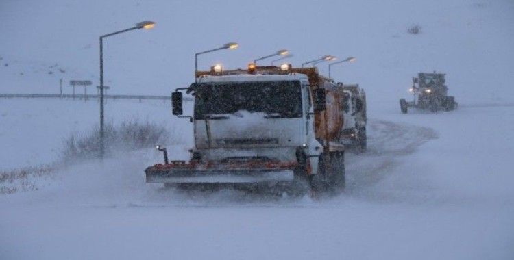 Erzincan'da kar ve tipi 82 köy yolunu ulaşıma kapadı