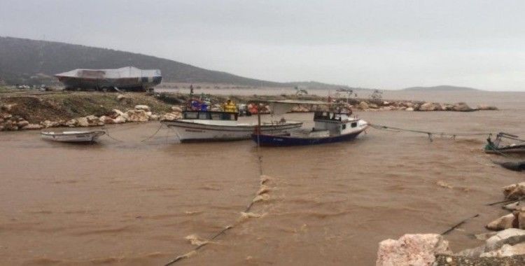 Mersin’de elektrik direkleri devrildi, fırtına tekneleri batırdı