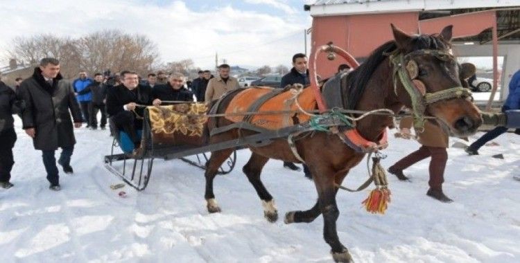 Erzurum Valisi Memiş, atlı kızağa binerek süt ve besi tesislerini inceledi