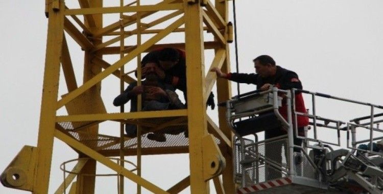 Elazığ’da vinçte intihar girişimini itfaiye ekipleri önledi
