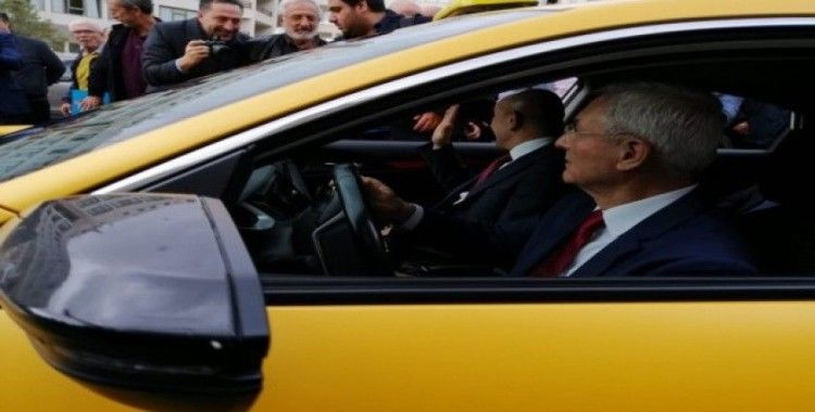 İzmir’de dijital ve VIP taksiler görücüye çıktı