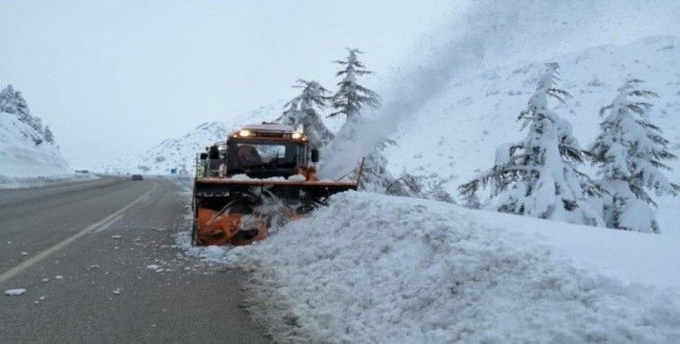 Konya Antalya Karayolunda kar temizliği devam ediyor