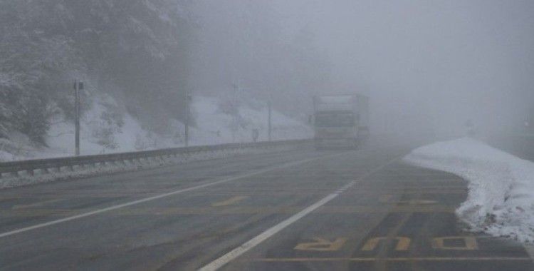 Bolu Dağı'nda kar yağışı ve sis etkili oluyor