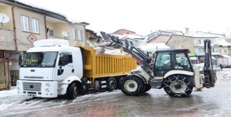 Çelikhan’da belediye karla mücadele ediyor