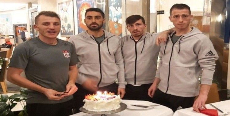 Sivassporlu futbolculara sürpriz doğum günü kutlaması