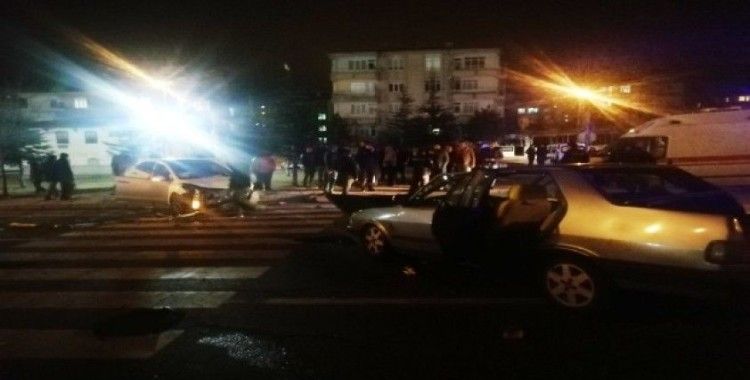 Kayseri’de 2 araç kavşakta çarpıştı: 4 yaralı