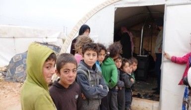 İdlib'den kaçarak kampa sığınan siviller çadır hastanesinde tedavi oluyor