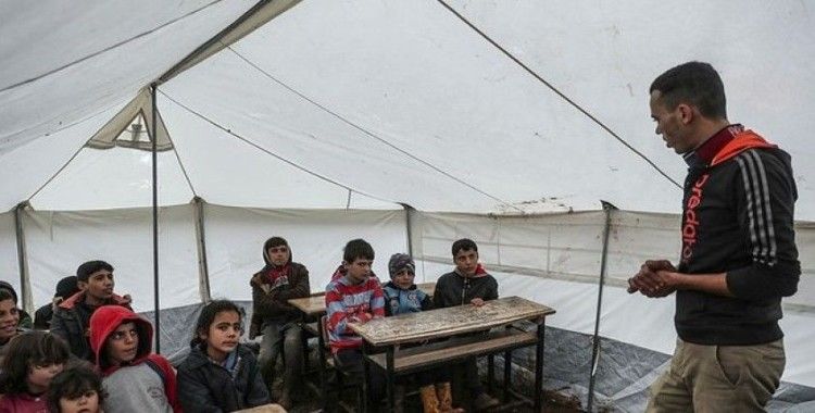 Esad rejiminin bombardımanı sürerken, öğrenciler dersleri ailelerinden alıyor