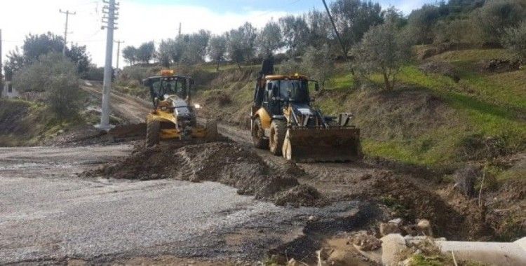 Büyükşehir Belediyesi Alanya’da fırtına ve sağanak yağışın izlerini temizliyor