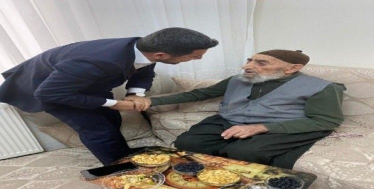 Başkan Arı, Cumhurbaşkanı Erdoğan’ı görmek isteyen 100 yaşındaki İbrahim dedeyi ziyaret etti