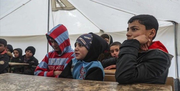 İdlibli çocukların tahtasız ve kitapsız 'çadır okulu'