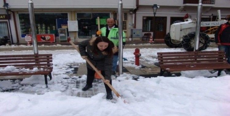 Kadın belediye başkanı eline küreği alıp kar kürüdü
