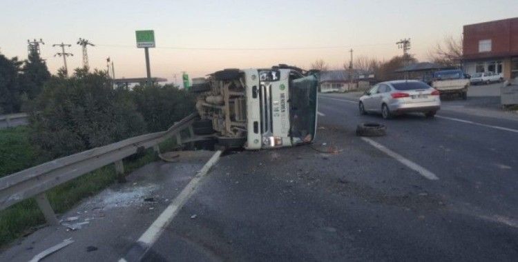İzmir’de belediyeye ait çöp kamyonu devrildi: 3 yaralı