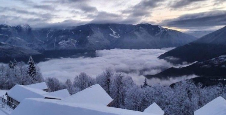 Artvin’de karlı dağlarla bulutların görsel şöleni