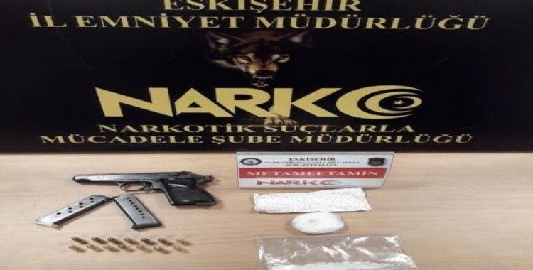 Polisin uygulama esnasında durdurduğu araçtan uyuşturucu madde ve ruhsatsız silah çıktı