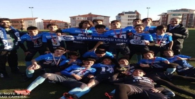 Liseler arası futbol turnuvasının şampiyonu 15 Temmuz Şehitler Anadolu Lisesi oldu