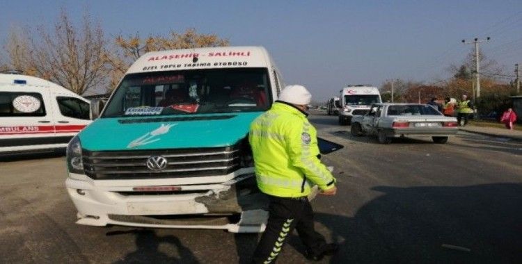 Manisa’da minibüs ile otomobil çarpıştı: 4 yaralı