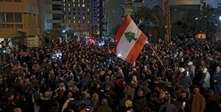Lübnan'da halk yeniden sokaklarda