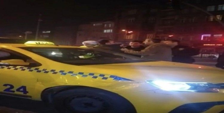 (Özel) Beyoğlu’nda taksici kendini emniyet kemerini kilitleyip polise direndi