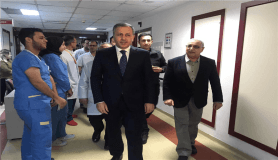 İstanbul Valisi Ali Yerlikaya, çekicinin kaldırdığı araçtan düşüp yaralanan kadını ziyaret etti