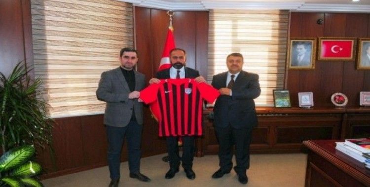 Rektör Şevli’ye Van Spor FK forması