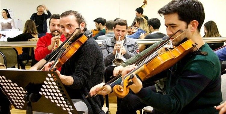 Müzik tutkuları 40 gence orkestra kurdurdu